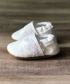 Trendy Baby Mocc Shop White Lace Strip Moccasins Baby & Pets